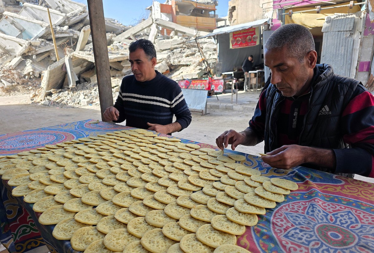سليم البيوك ُيعدّ معجنات القطايف التقليدية باستخدام أساليب بدائية تعتمد على الحطب والنارمُواصلاً إحياء تقاليد شهر رمضان منذ أكثر من 20 عاماً، في سوق كراج رفح في خان يونس، جنوب قطاع غزة، في 12 فبراير/شباط 2026.تصوير: طارق محمد