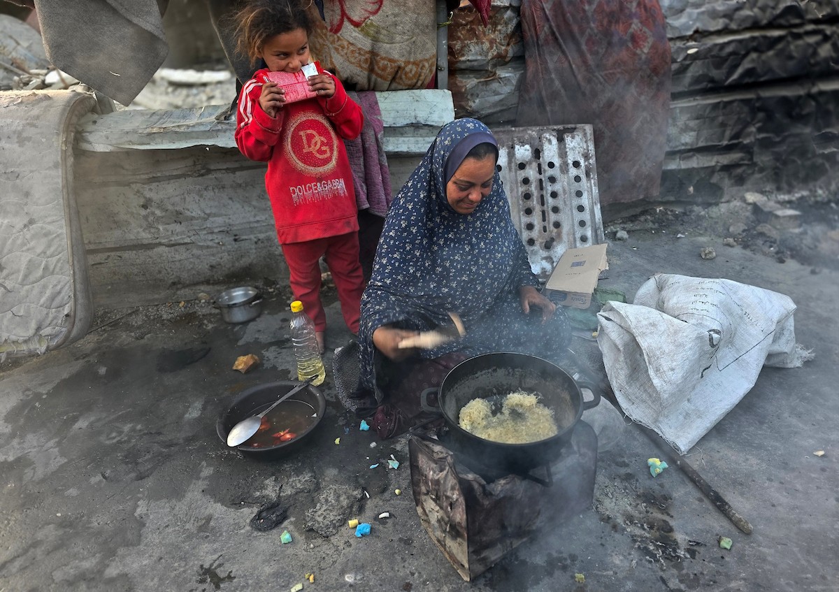 عائلات فلسطينية تُفطر في أول أيام شهر رمضان وسط ظروف معيشية قاسية وخطر دائم قرب ما يُسمى بـ