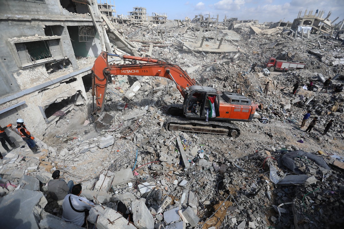 تحاول فرق الدفاع المدني الفلسطيني، بالتنسيق مع اللجنة الدولية للصليب الأحمر، انتشال جثث عائلتي عيادة وغنيم من تحت أنقاض منزل عائلة غباين، في بيت لاهيا، شمال قطاع غزة. 22 فبراير/شباط 2026. صورة: عمر أشتوي