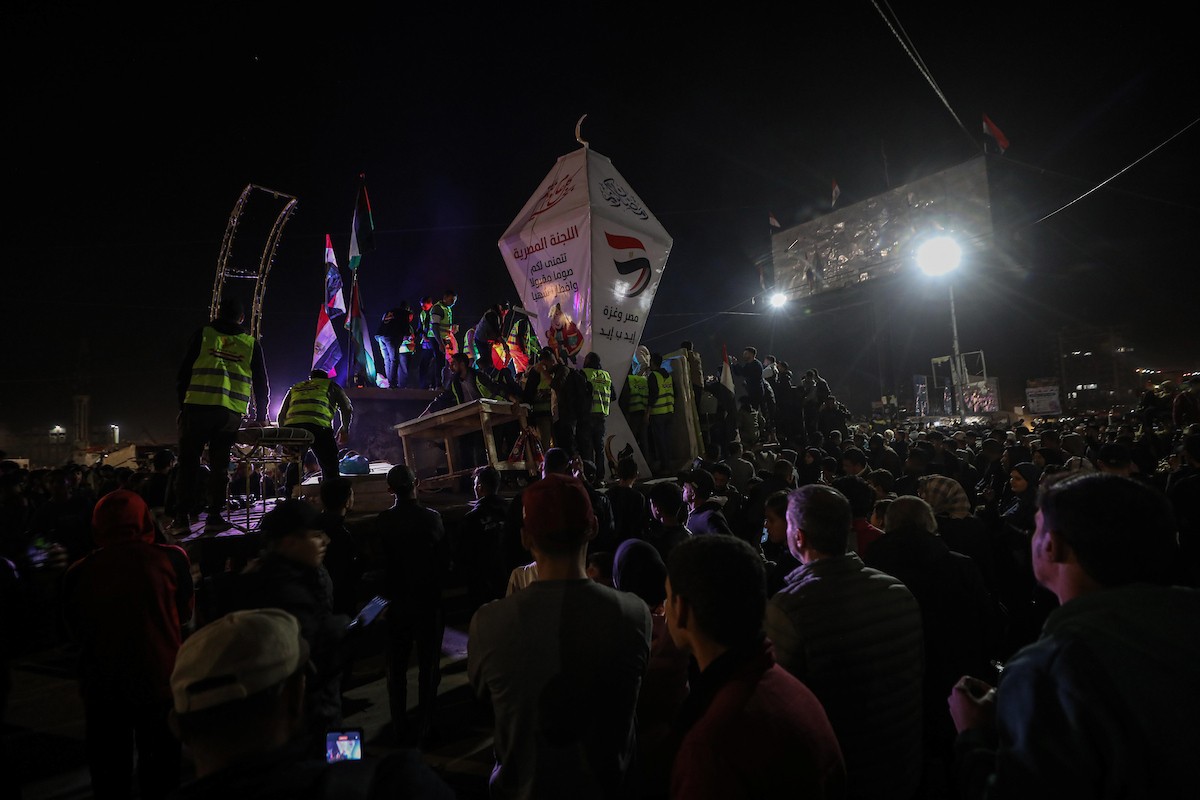 يتسوق الفلسطينيون في أول ليلة من شهر رمضان المبارك في سوق الزاوية، الواقع في قلب مدينة غزة والذي تضرر بشدة جراء الحرب الإسرائيلية. يعرض الباعة بضائعهم على أكشاك مزينة بالفوانيس والأضواء وأطعمة رمضان. مدينة غزة، 17 فبراير/شباط 2026. تصوير: عمر أشتوي