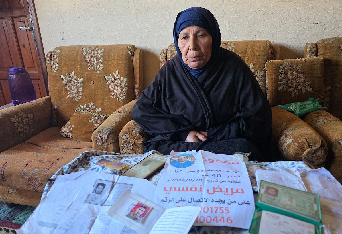 المسنة زهر شراب تنتظر معرفة مصير ابنها المفقود من ذوي الإعاقة الذهنية بعد تداول مستوطنين صورة له على مواقع التواصل مرفقة بتعليق عنصري، خان يونس، جنوب قطاع غزة، 26 فبراير/شباط 2026. تصوير: طارق محمد