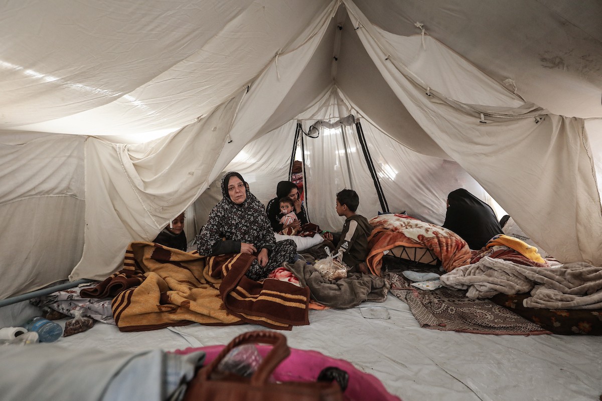 يواجه اللاجئون الفلسطينيون ظروفاً قاسية بعد أن غمرت الأمطار الغزيرة خيامهم في مخيم البريج بوسط قطاع غزة في 24 فبراير/شباط 2026. صورة: معز صالحي