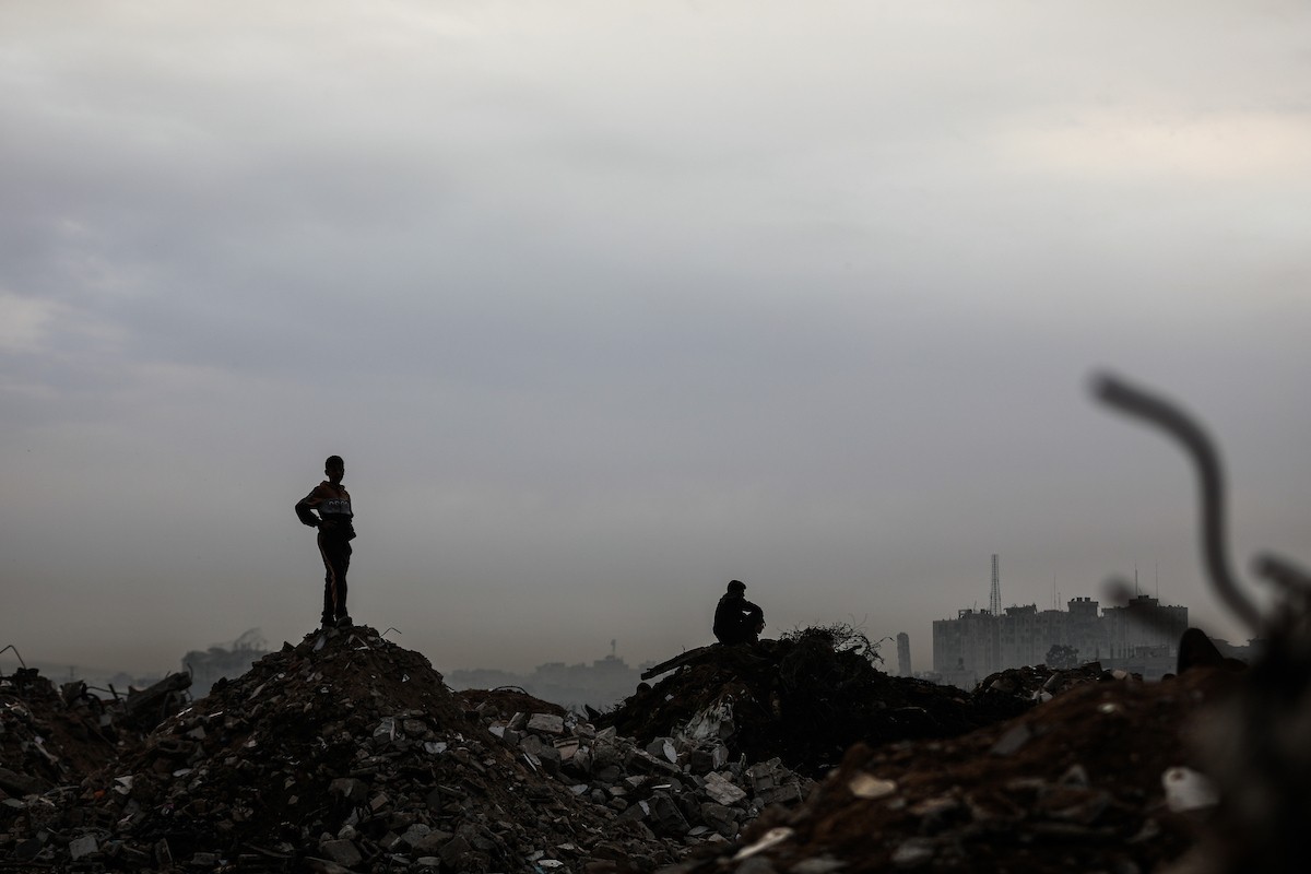 يعيش الفلسطينيون النازحون، وسط الأنقاض في خيام مؤقتة نُصبت في مخيم النصيرات للاجئين وسط قطاع غزة، في ظروف معيشية مزرية ونقص حاد في الاحتياجات الأساسية. ١ فبراير ٢٠٢٦. صورة: معز صالحي