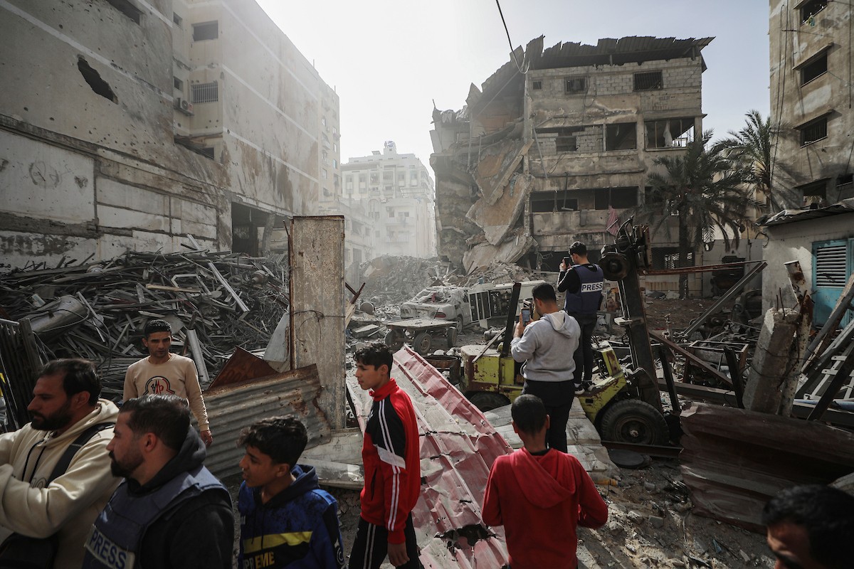 يتفقد فلسطينيون مبنىً متضرراً ومدمراً إلى حد كبير بعد استهدافه من قبل الجيش الإسرائيلي في حي النصر بمدينة غزة، في 31 يناير/كانون الثاني 2026. (صورة: عمر أشتوي)