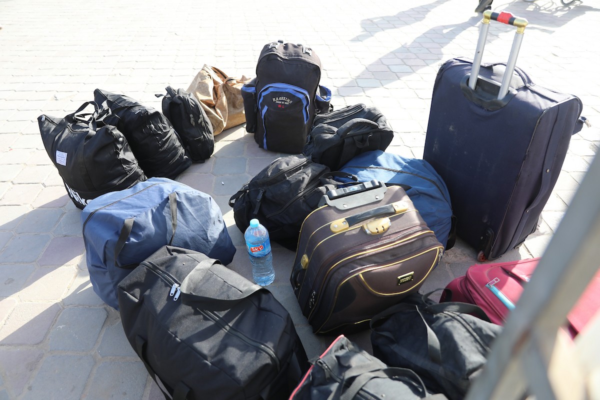 مركبات تابعة للأمم المتحدة تنقل عدداً من الجرحى ومرافقيهم من المقر الميداني لجمعية الهلال الأحمر الفلسطيني في خان يونس إلى معبر كرم أبو سالم لتلقي العلاج الطبي في الخارج،2 فبراير/شباط 2026