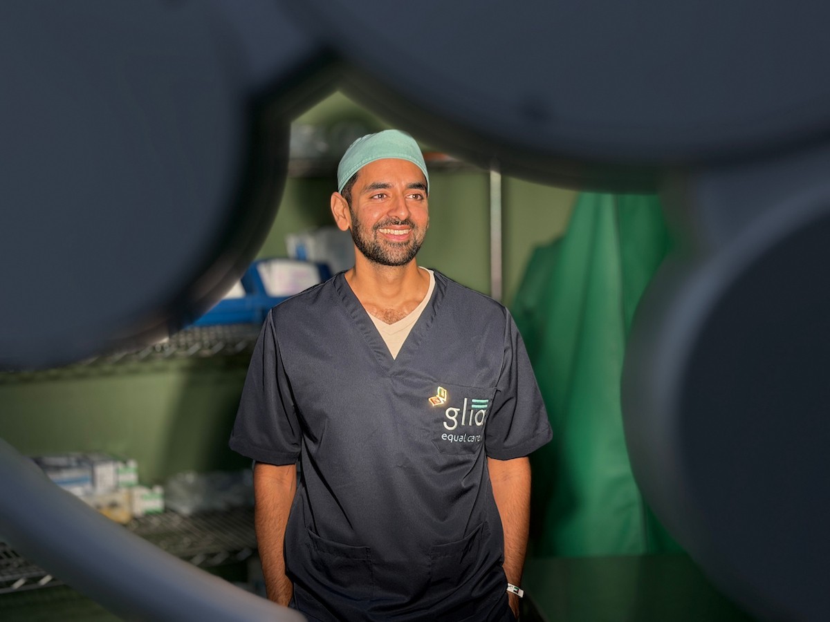 أطباء أجانب، ضمن وفد طبي وصل إلى قطاع غزة، يقدمون خدماتهم ويجرون عمليات جراحية للجرحى، ويتبادلون خبراتهم مع الأطباء والممرضين في مجمع ناصر الطبي بخان يونس،١٥ فبراير/شباط ٢٠٢٦. صورة: محمد سلامة  (APA Images)