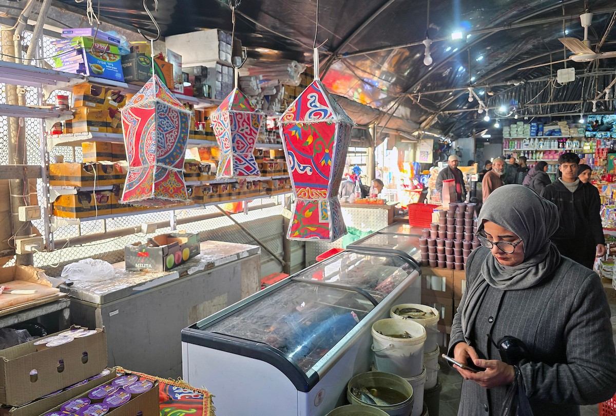 الفلسطينية ريهان شراب تصنع فوانيس رمضان من بقايا صناديق المساعدات في خان يونس جنوب قطاع غزة  8 فبراير/شباط 2026. (صورة: طارق محمد)