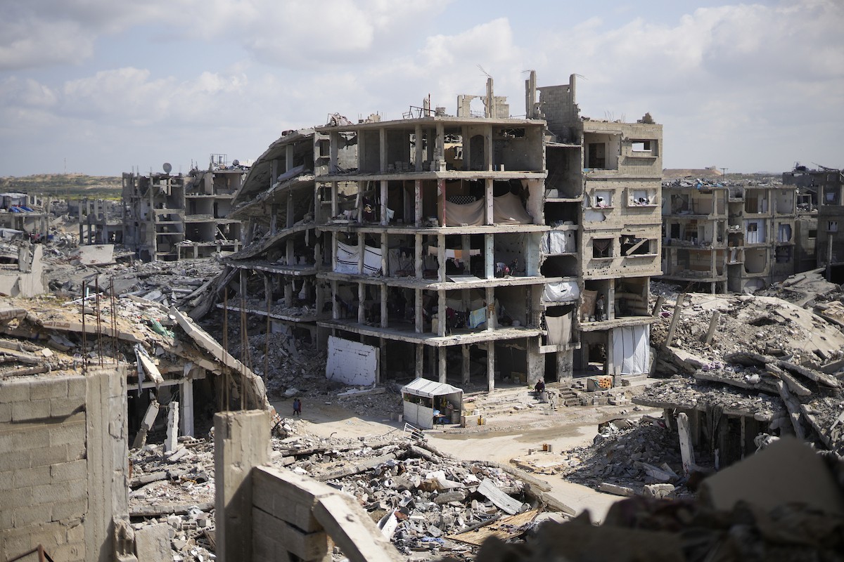 مشاهد تُظهر الدمار الواسع النطاق الذي لحق بالمباني والبنية التحتية جراء الهجمات الإسرائيلية خلال الحرب في منطقة بيت لاهيا، شمال قطاع غزة. ٢٢ فبراير ٢٠٢٦. تصوير: عمر أشتوي