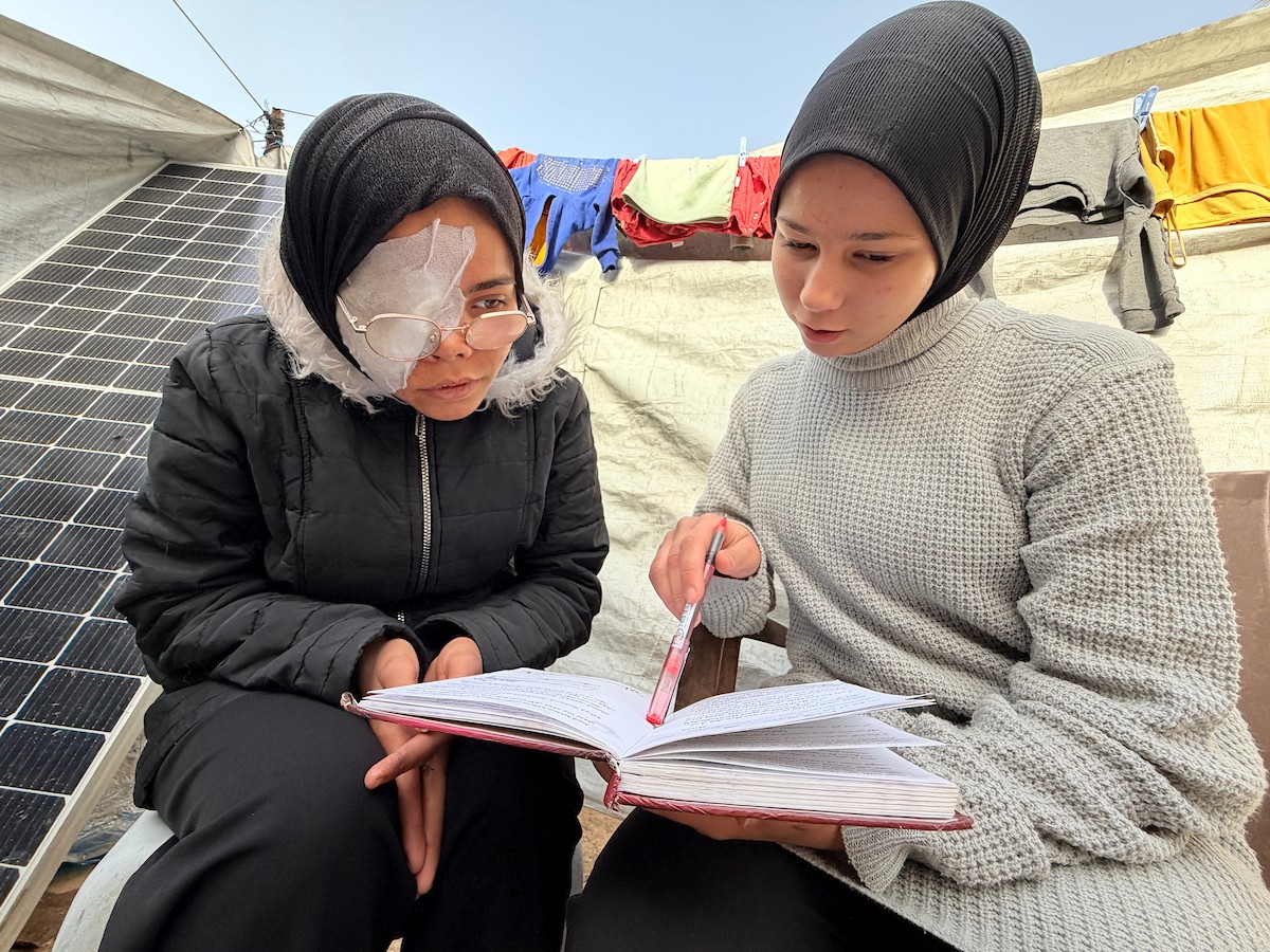 ندى رحومة، طفلة (16 عامًا) نازحة بمنطقة الزوايدة وسط القطاع، ُأصيبت في غارة إسرائيلية قرب خيمة عائلتها في مدينة غزة وفقدت إحدى عينيها، وهي مُعرّضة لخطر فقدان البصر في العين الأخرى إذا لم تتلقَّ علاجًا طبيًا عاجلًا، 10 فبراير/شباط 2026. تصوير: محمد الأسود