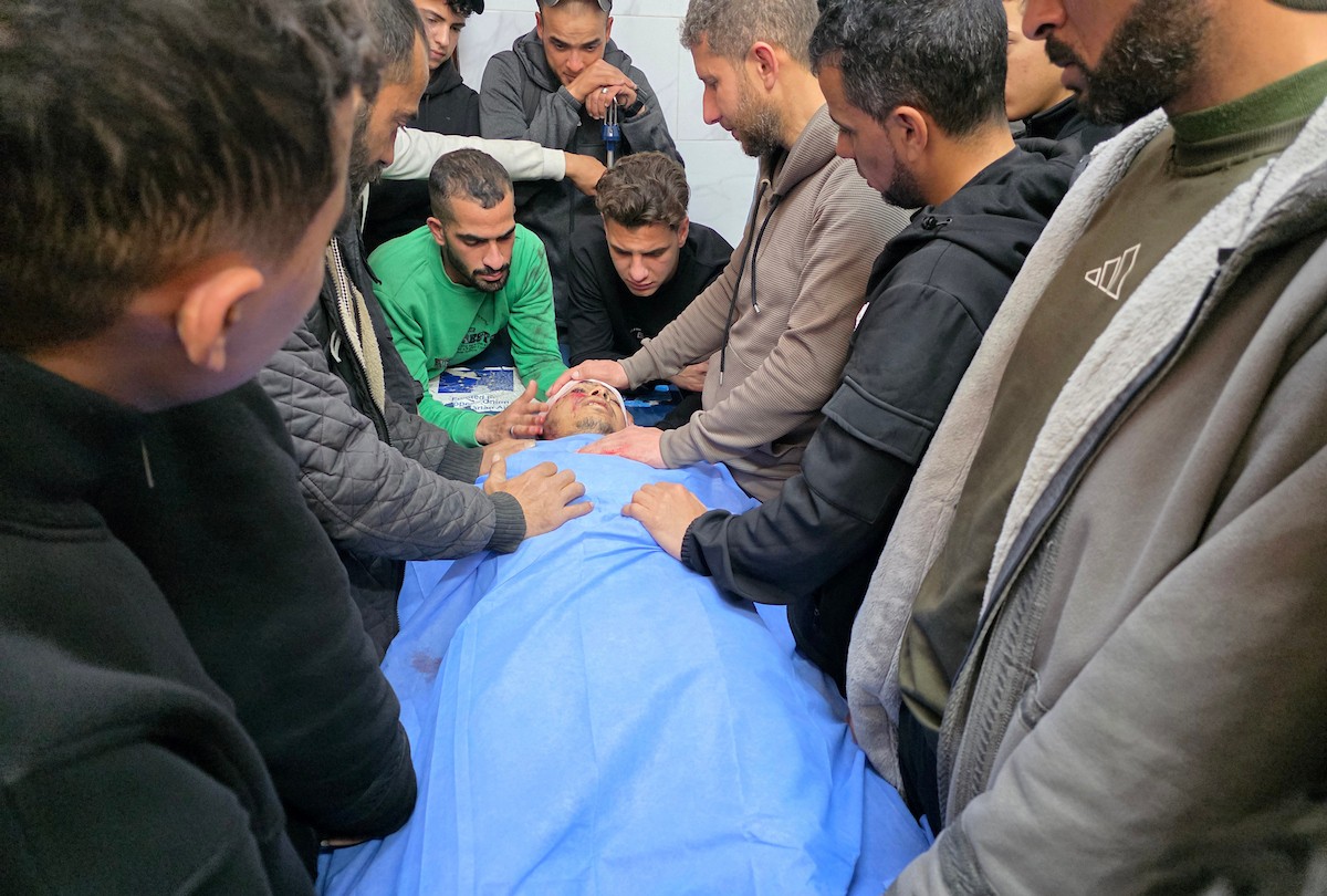 وصل جثمان فلسطيني وعدد من الجرحى إلى مجمع ناصر الطبي بعد أن استهدفت طائرة استطلاع إسرائيلية خيمة تأوي نازحين في خان يونس، جنوب قطاع غزة، في 27 فبراير/شباط 2026