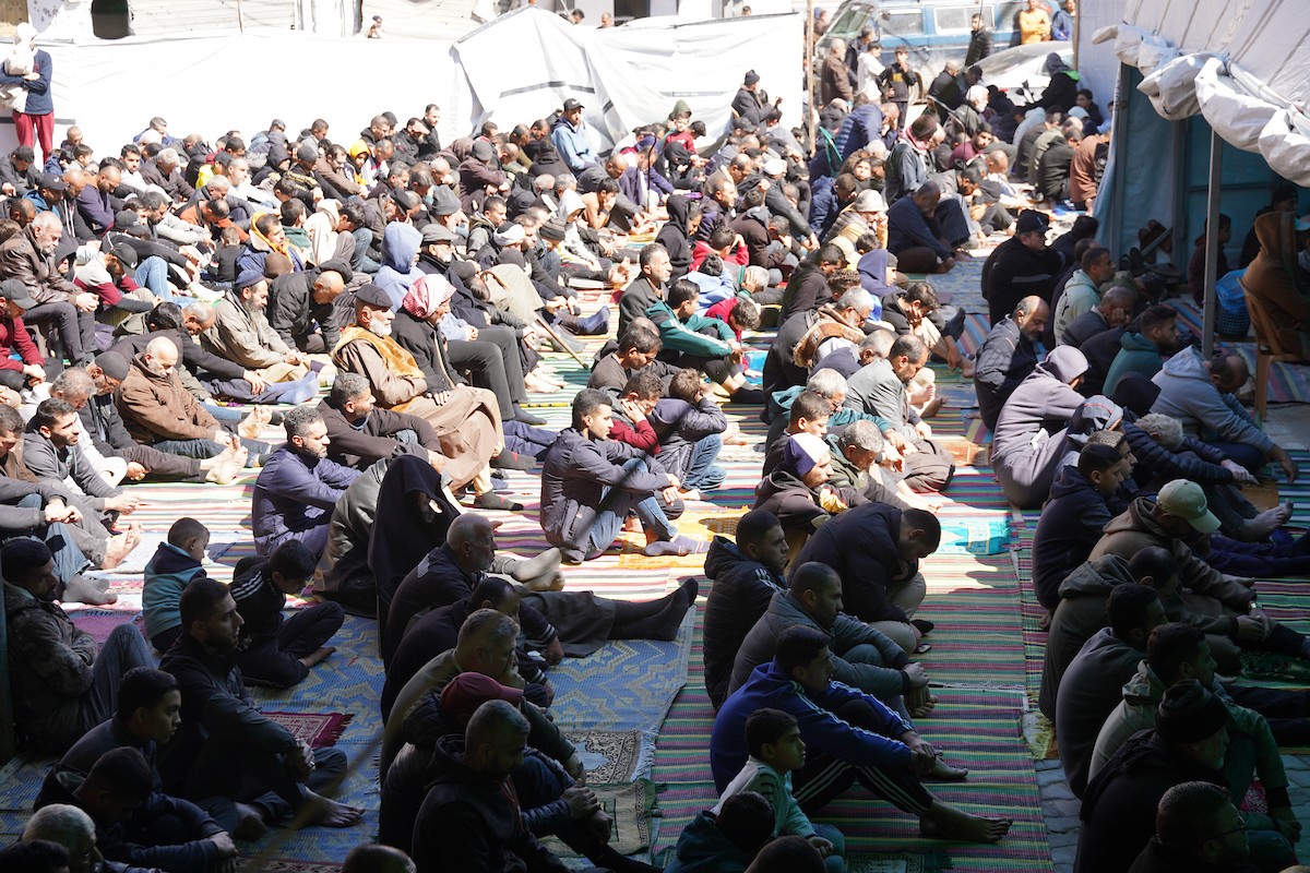 يؤدي الفلسطينيون صلاة الجمعة الثانية من شهر رمضان وسط أنقاض مسجد الكنز، الذي دُمر في هجمات إسرائيلية خلال الحرب، في مدينة غزة، 27 فبراير/شباط 2026. صورة: عمر أشتوي