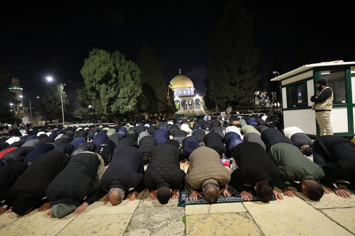 يؤدي الفلسطينيون صلاتي العشاء والتراويح في ساحات المسجد الأقصى في اليوم الرابع من رمضان، القدس، 21 فبراير 2026. صورة من دائرة الأوقاف الإسلامية في القدس.
