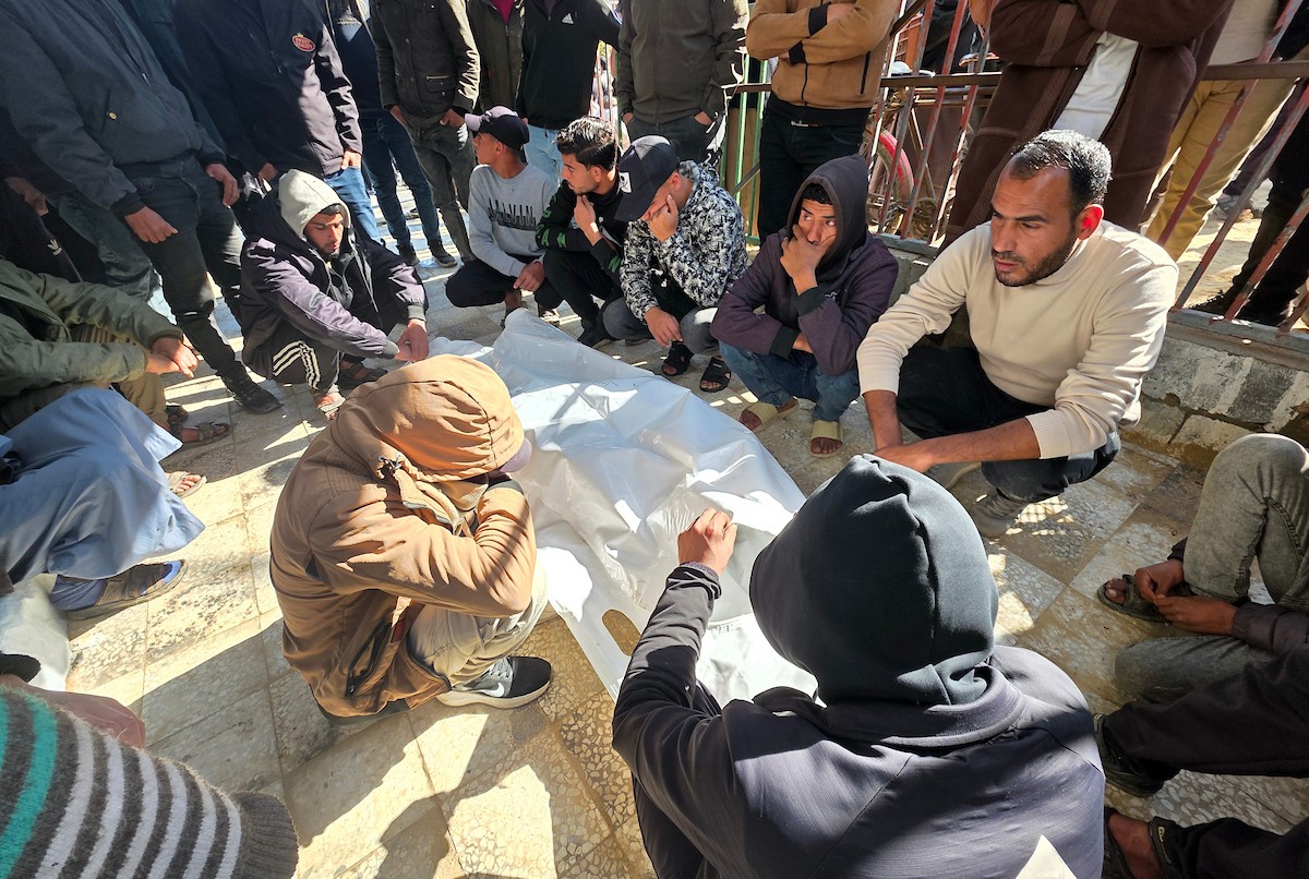 ودّع الفلسطينيون جثمان أكرم حسن الأرجاني في مستشفى ناصر بخان يونس. وقد قُتل في هجوم إسرائيلي في منطقة خان يونس، جنوب قطاع غزة. صورة: طارق محمد