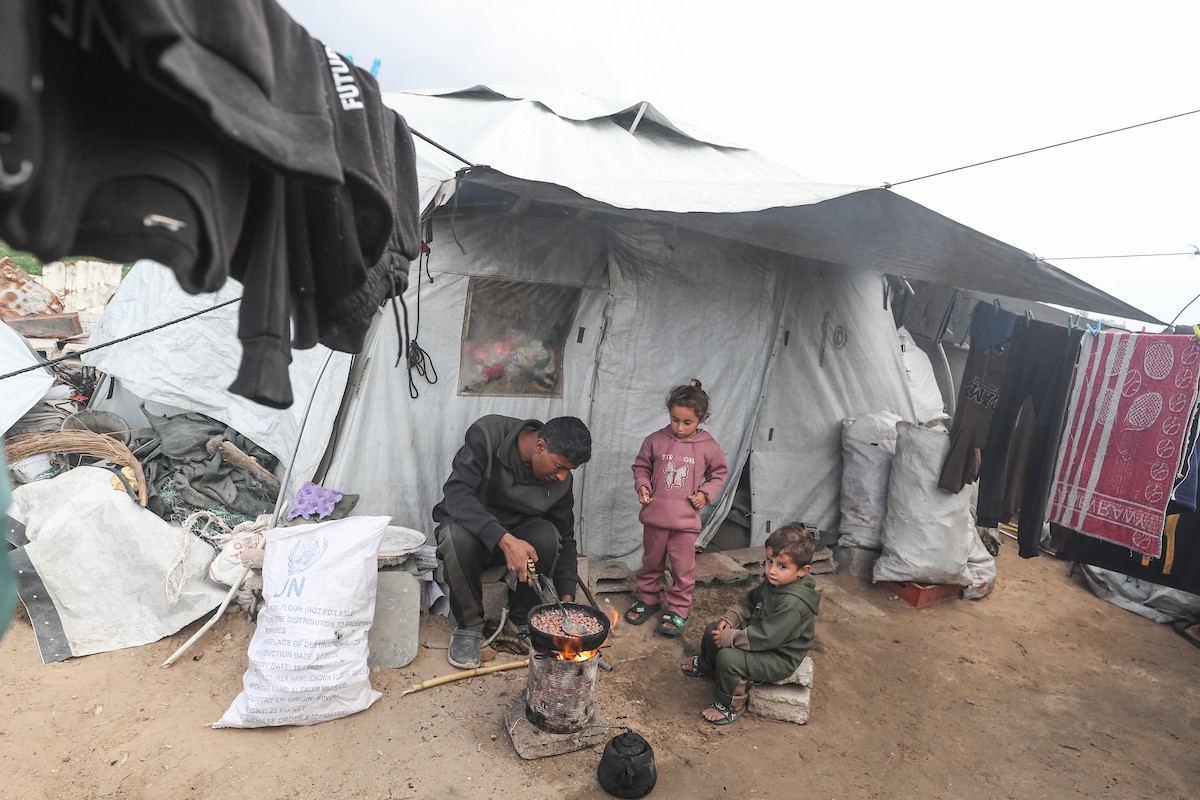 يعيش الفلسطينيون النازحون، وسط الأنقاض في خيام مؤقتة نُصبت في مخيم النصيرات للاجئين وسط قطاع غزة، في ظروف معيشية مزرية ونقص حاد في الاحتياجات الأساسية. ١ فبراير ٢٠٢٦. صورة: معز صالحي