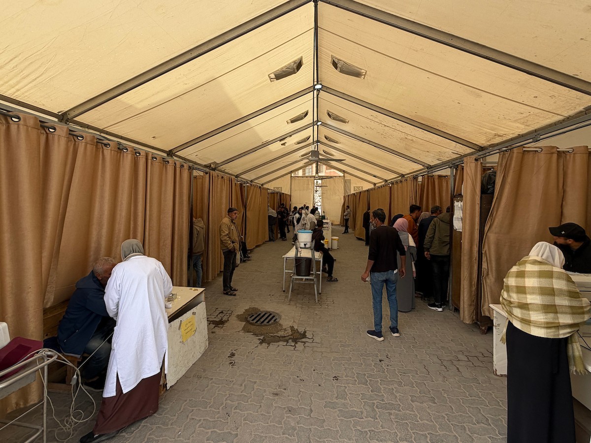 أطباء أجانب، ضمن وفد طبي وصل إلى قطاع غزة، يقدمون خدماتهم ويجرون عمليات جراحية للجرحى، ويتبادلون خبراتهم مع الأطباء والممرضين في مجمع ناصر الطبي بخان يونس،١٥ فبراير/شباط ٢٠٢٦. صورة: محمد سلامة  (APA Images)