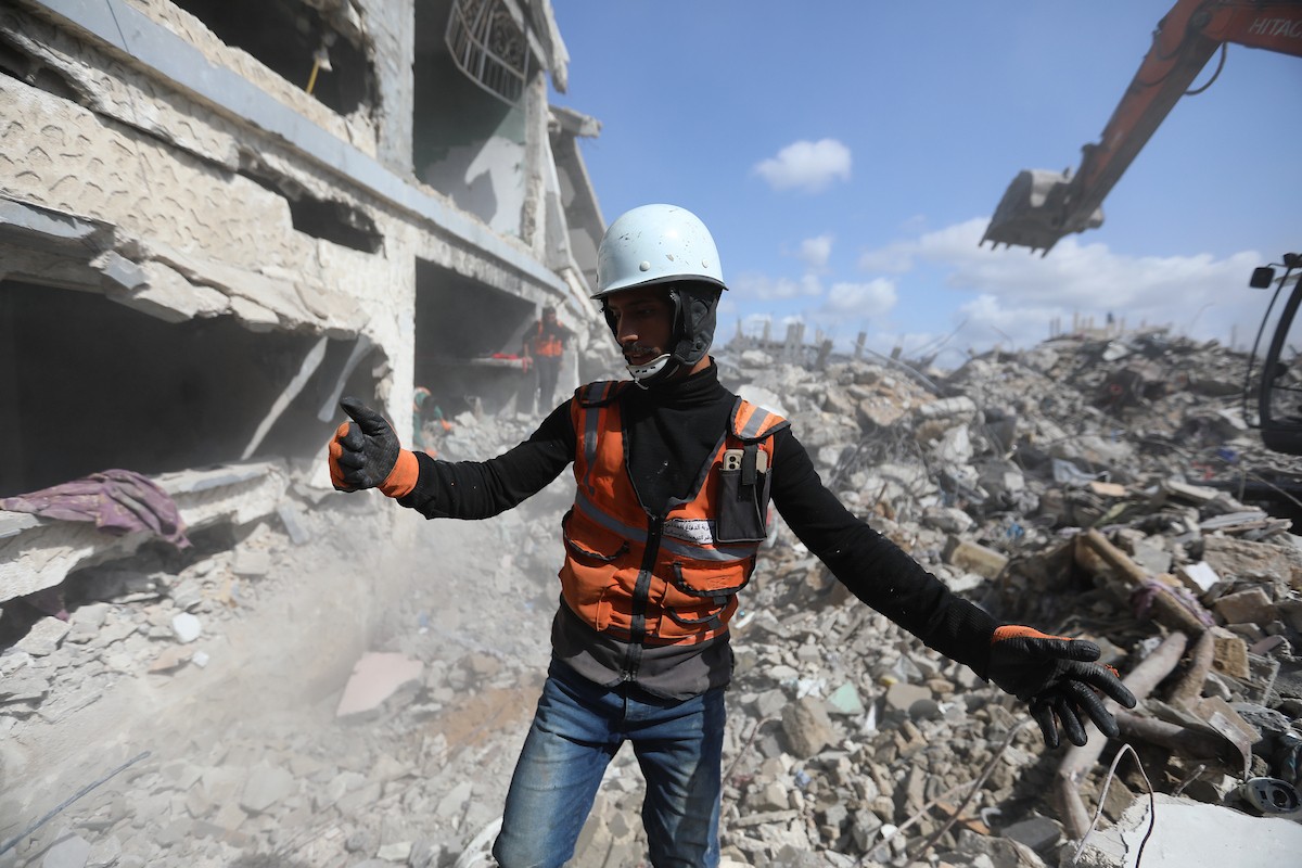 تحاول فرق الدفاع المدني الفلسطيني، بالتنسيق مع اللجنة الدولية للصليب الأحمر، انتشال جثث عائلتي عيادة وغنيم من تحت أنقاض منزل عائلة غباين، في بيت لاهيا، شمال قطاع غزة. 22 فبراير/شباط 2026. صورة: عمر أشتوي