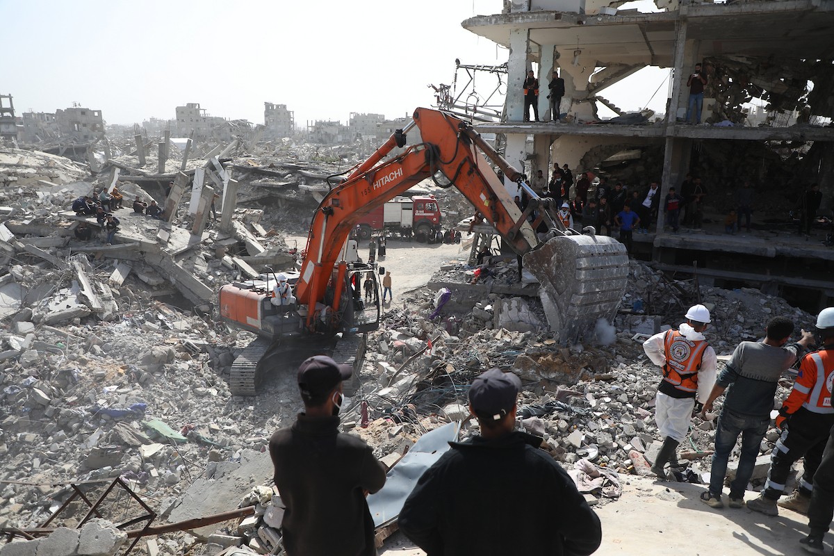 فرق الدفاع المدني التنسيق مع اللجنة الدولية للصليب الأحمر تطلق حملةً لانتشال نحو 67 جثة من عائلة أبو نصر، من تحت أنقاض منزل استهدفه الجيش الإسرائيلي خلال الحرب في بيت لاهيا، شمال قطاع غزة. 15 فبراير/شباط 2026. صورة: عمر أشتوي