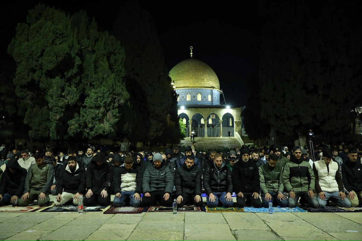 يؤدي الفلسطينيون صلاتي العشاء والتراويح في ساحات المسجد الأقصى في اليوم السادس من رمضان، القدس، 23 فبراير 2026. صورة من دائرة الأوقاف الإسلامية في القدس.