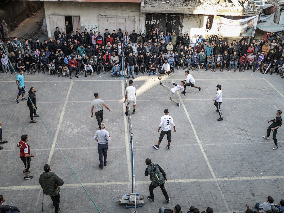 يشارك شبان وأطفال فلسطينيون في مباريات كرة الطائرة ضمن ما يُسمى 