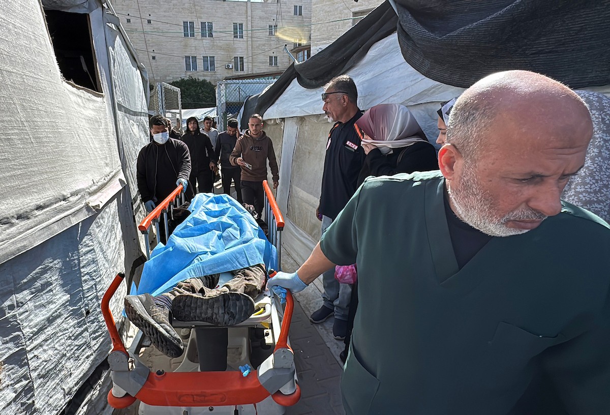 نُقلت جثامين اثنين من الفلسطينيين الثلاثة، بينهم امرأة، الذين قضوا نحبهم في هجمات شنها الجيش الإسرائيلي على قرية مصدر، إلى مستشفى شهداء الأقصى في دير البلح، وسط قطاع غزة، في 10 فبراير/شباط 2026. (صورة: أحمد إبراهيم)