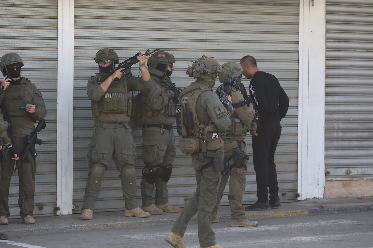 نفّذت قوات الجيش الإسرائيلي مداهمات ودوريات في شوارع مخيم عسكر للاجئين، شرق نابلس في الضفة الغربية، ٢٢ فبراير/شباط ٢٠٢٦. صورة: محمد ناصر