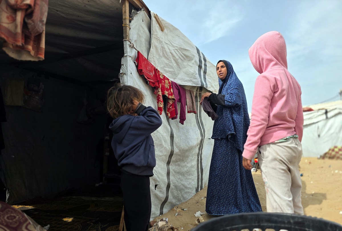 هالة عوض (48 عاما) كفيفة فقدت زوجها في هجوم إسرائيلي، تعيش مع أطفالها السبعة في خيمة مؤقتة غرب خان يونس، وتعيلهم بمفردها رغم إعاقتها البصرية. تصوير: طارق محمد