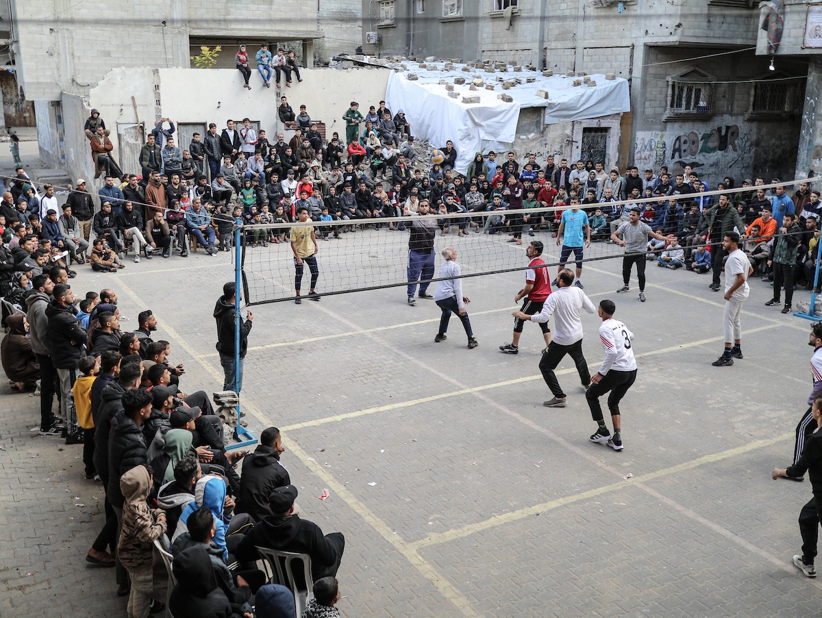 يشارك شبان وأطفال فلسطينيون في مباريات كرة الطائرة ضمن ما يُسمى 