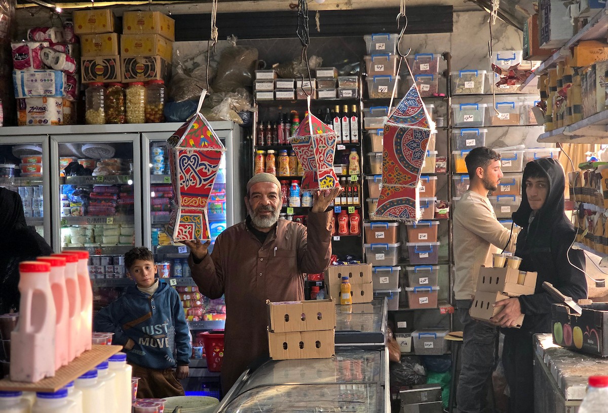 الفلسطينية ريهان شراب تصنع فوانيس رمضان من بقايا صناديق المساعدات في خان يونس جنوب قطاع غزة  8 فبراير/شباط 2026. (صورة: طارق محمد)