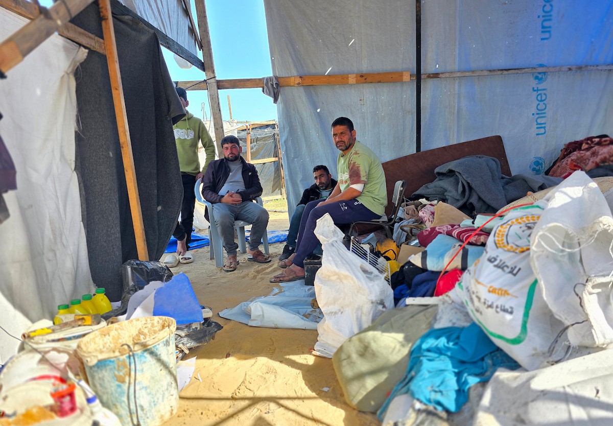 يتفقد فلسطينيون موقع غارة إسرائيلية استهدفت خيامًا في خان يونس، جنوب قطاع غزة، 31 ينايركانون الثاني 2026. صورة طارق محمد (APA Images).