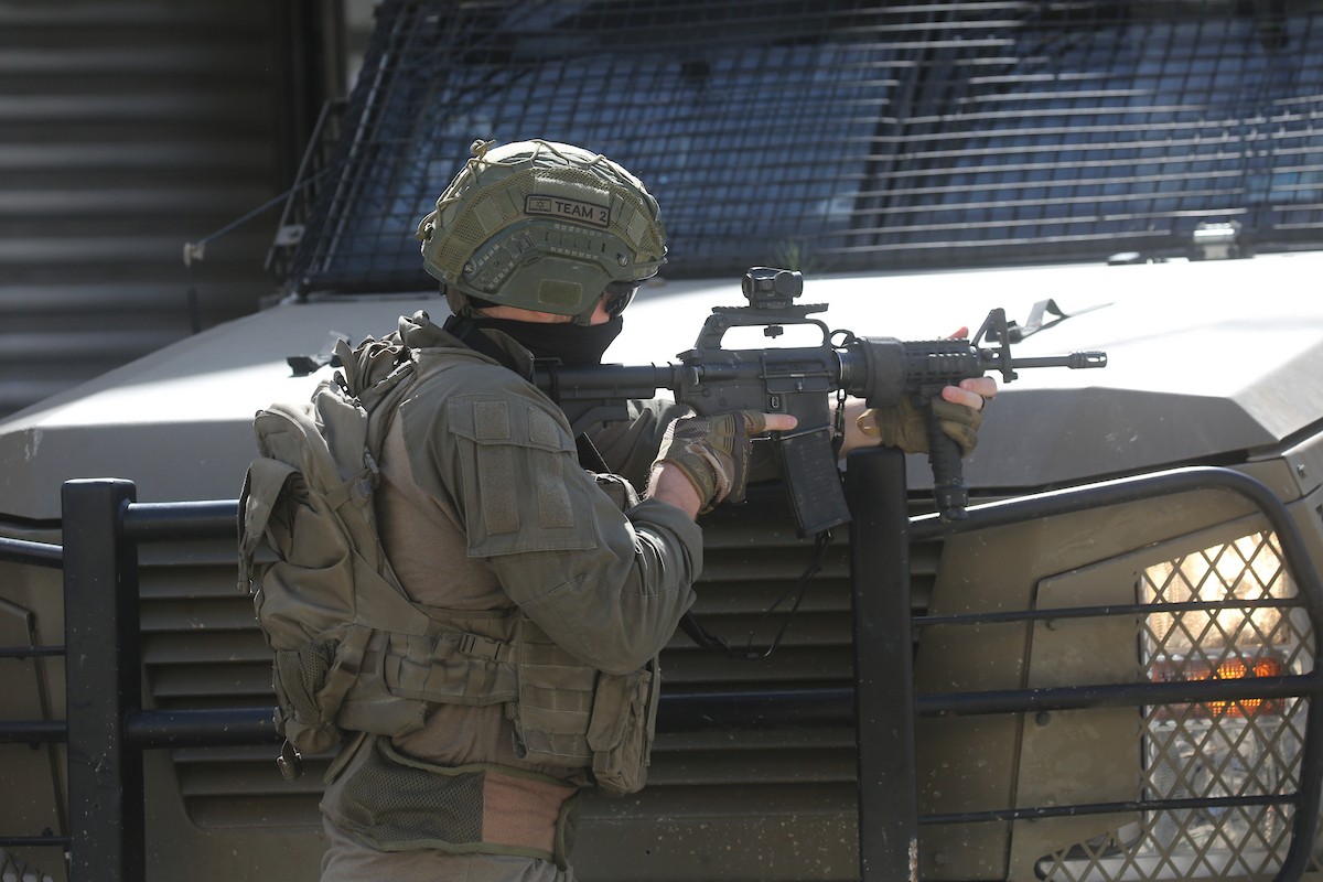 نفّذت قوات الجيش الإسرائيلي مداهمات ودوريات في شوارع مخيم عسكر للاجئين، شرق نابلس في الضفة الغربية، ٢٢ فبراير/شباط ٢٠٢٦. صورة: محمد ناصر