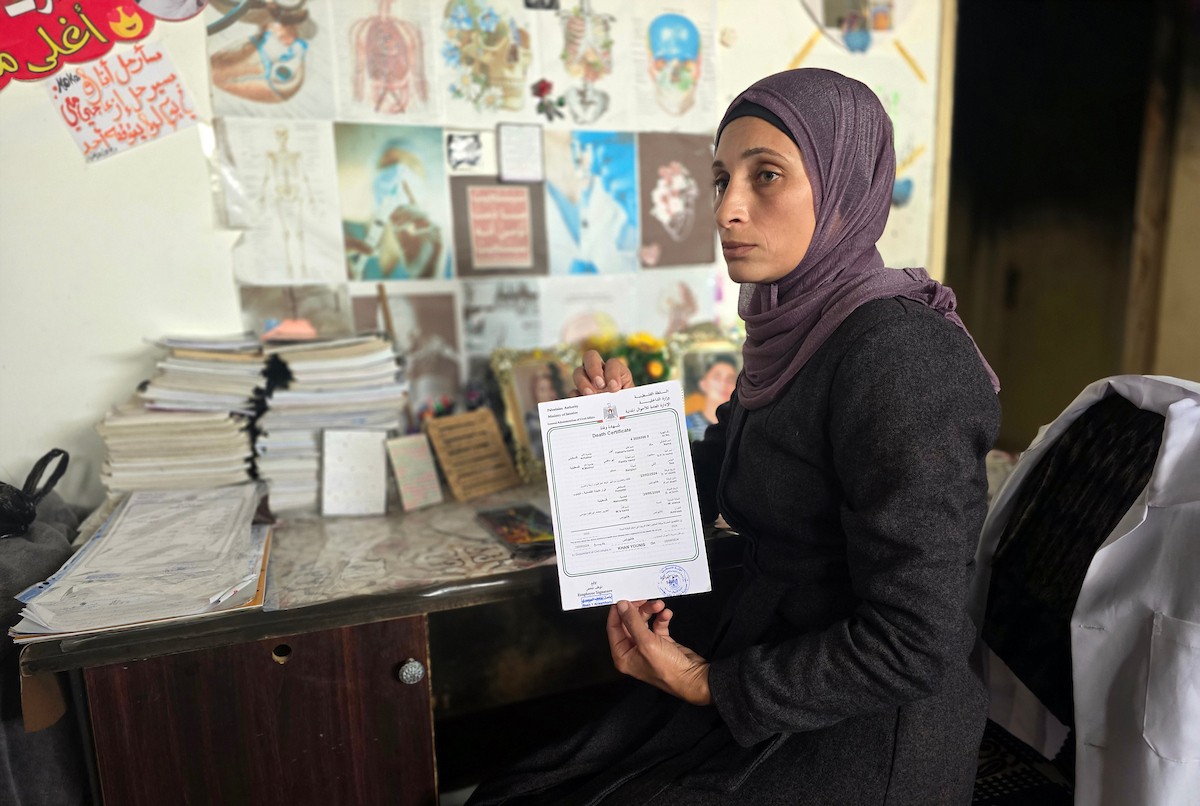 الأم تحرير أبو ماضي تنتظر تأكيدا رسميا بشأن مصير ابنتها ملك، خان يونس، جنوب قطاع غزة، 9 فبراير/شباط 2026. صورة: طارق محمد