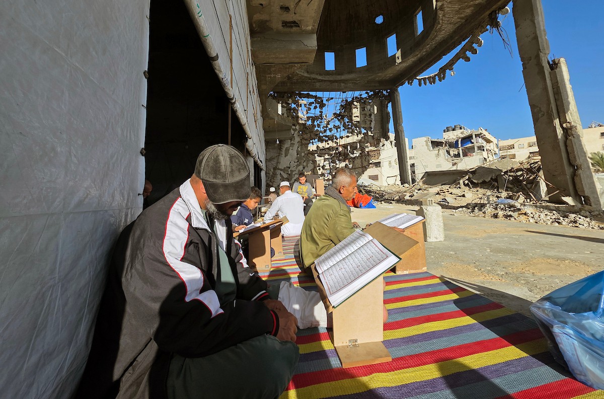 فلسطينيون، بينهم أطفال، يتلون ويحفظون القرآن الكريم خلال شهر رمضان داخل مسجد الألباني، الذي تضرر بشدة جراء الهجمات الإسرائيلية، في خان يونس، جنوب قطاع غزة، في 23 فبراير/شباط 2026. صورة: طارق محمد
