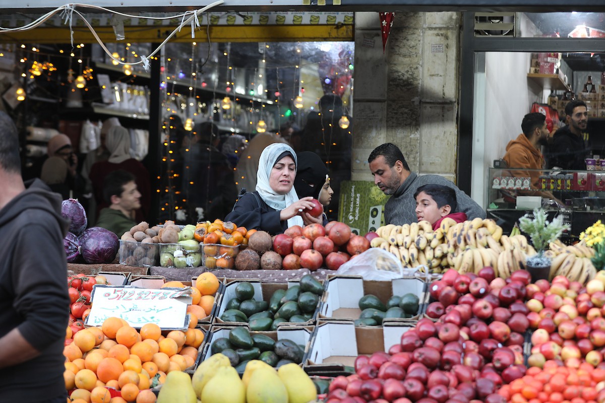 استقبل الفلسطينيون حلول شهر رمضان بفرح واحتفال في مخيم النصيرات للاجئين، بعد عامين من حرب جلبت معاناة هائلة للسكان في قطاع غزة، وسط قطاع غزة، 17 فبراير/شباط 2026. تصوير: معز صالحي