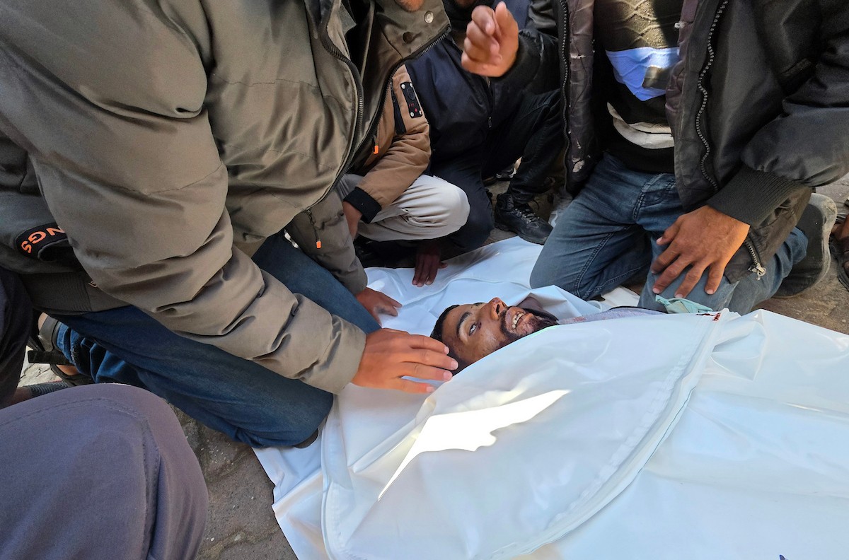 ودّع الفلسطينيون جثمان أكرم حسن الأرجاني في مستشفى ناصر بخان يونس. وقد قُتل في هجوم إسرائيلي في منطقة خان يونس، جنوب قطاع غزة. صورة: طارق محمد