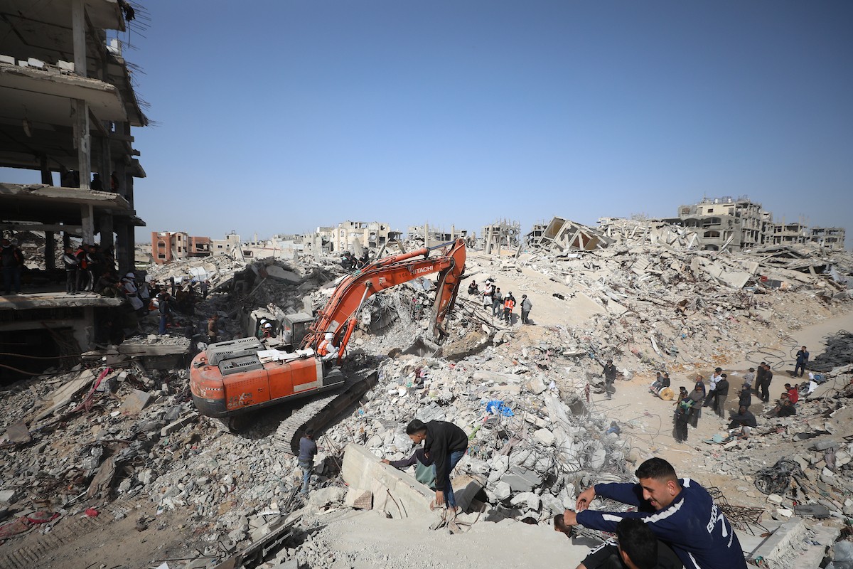 فرق الدفاع المدني التنسيق مع اللجنة الدولية للصليب الأحمر تطلق حملةً لانتشال نحو 67 جثة من عائلة أبو نصر، من تحت أنقاض منزل استهدفه الجيش الإسرائيلي خلال الحرب في بيت لاهيا، شمال قطاع غزة. 15 فبراير/شباط 2026. صورة: عمر أشتوي