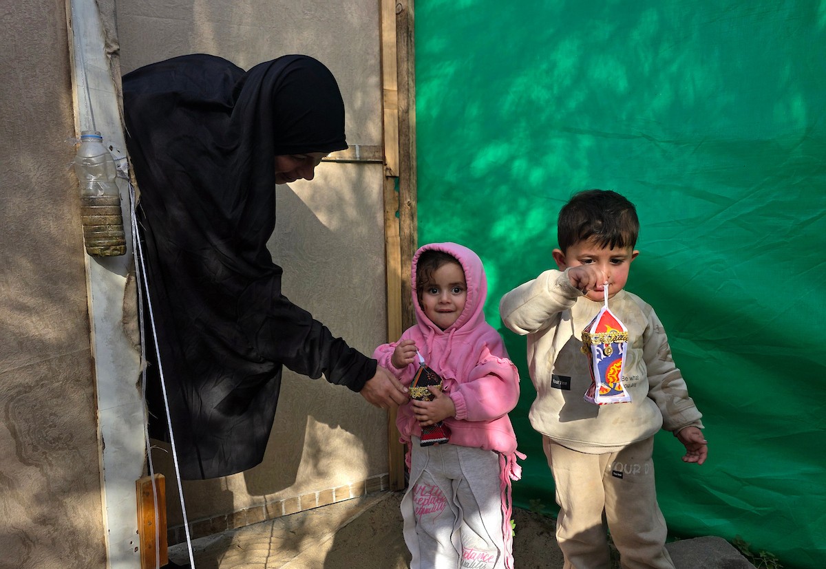 الفلسطينية ريهان شراب تصنع فوانيس رمضان من بقايا صناديق المساعدات في خان يونس جنوب قطاع غزة  8 فبراير/شباط 2026. (صورة: طارق محمد)