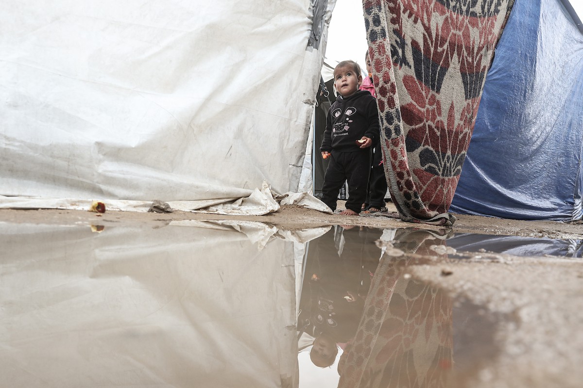 يواجه اللاجئون الفلسطينيون ظروفاً قاسية بعد أن غمرت الأمطار الغزيرة خيامهم في مخيم البريج بوسط قطاع غزة في 24 فبراير/شباط 2026. صورة: معز صالحي