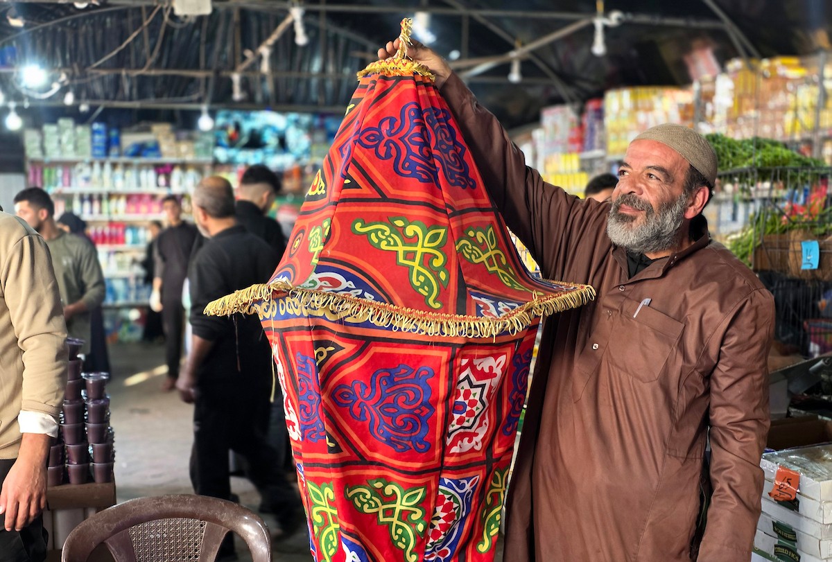 الفلسطينية ريهان شراب تصنع فوانيس رمضان من بقايا صناديق المساعدات في خان يونس جنوب قطاع غزة  8 فبراير/شباط 2026. (صورة: طارق محمد)