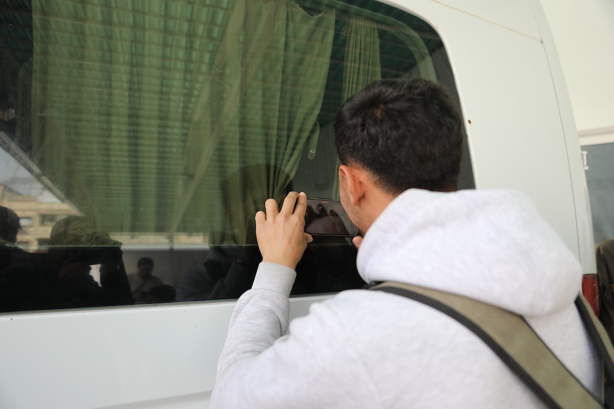 مركبات تابعة للأمم المتحدة تنقل عدداً من الجرحى ومرافقيهم من المقر الميداني لجمعية الهلال الأحمر الفلسطيني في خان يونس إلى معبر كرم أبو سالم لتلقي العلاج الطبي في الخارج،2 فبراير/شباط 2026