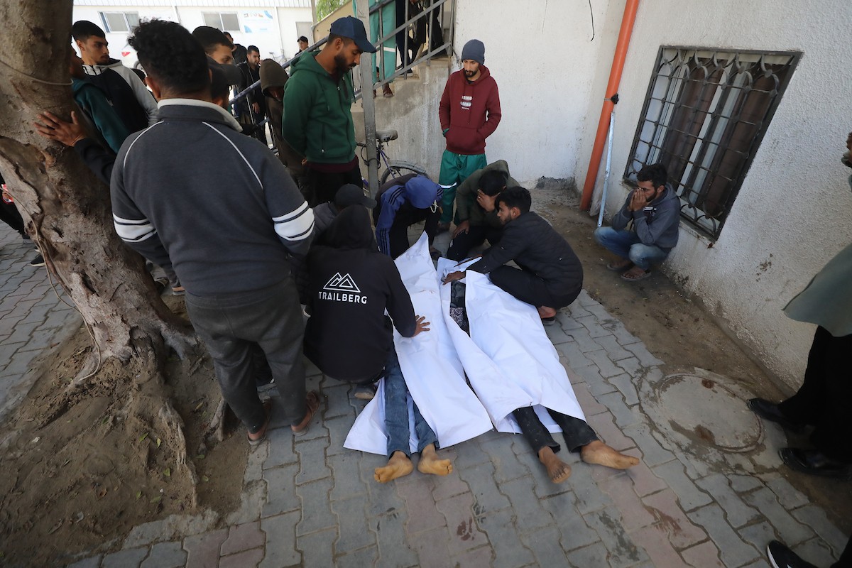 ودّع فلسطينيون جثماني مواطنين اثنين في مستشفى الشفاء بمدينة غزة. استشهد الرجلان في هجوم إسرائيلي استهدف مجموعة من المدنيين قرب حديقة المحطة في شارع يافا، شرق مدينة غزة، في 26 فبراير/شباط 2026. (صورة: عمر أشتوي)