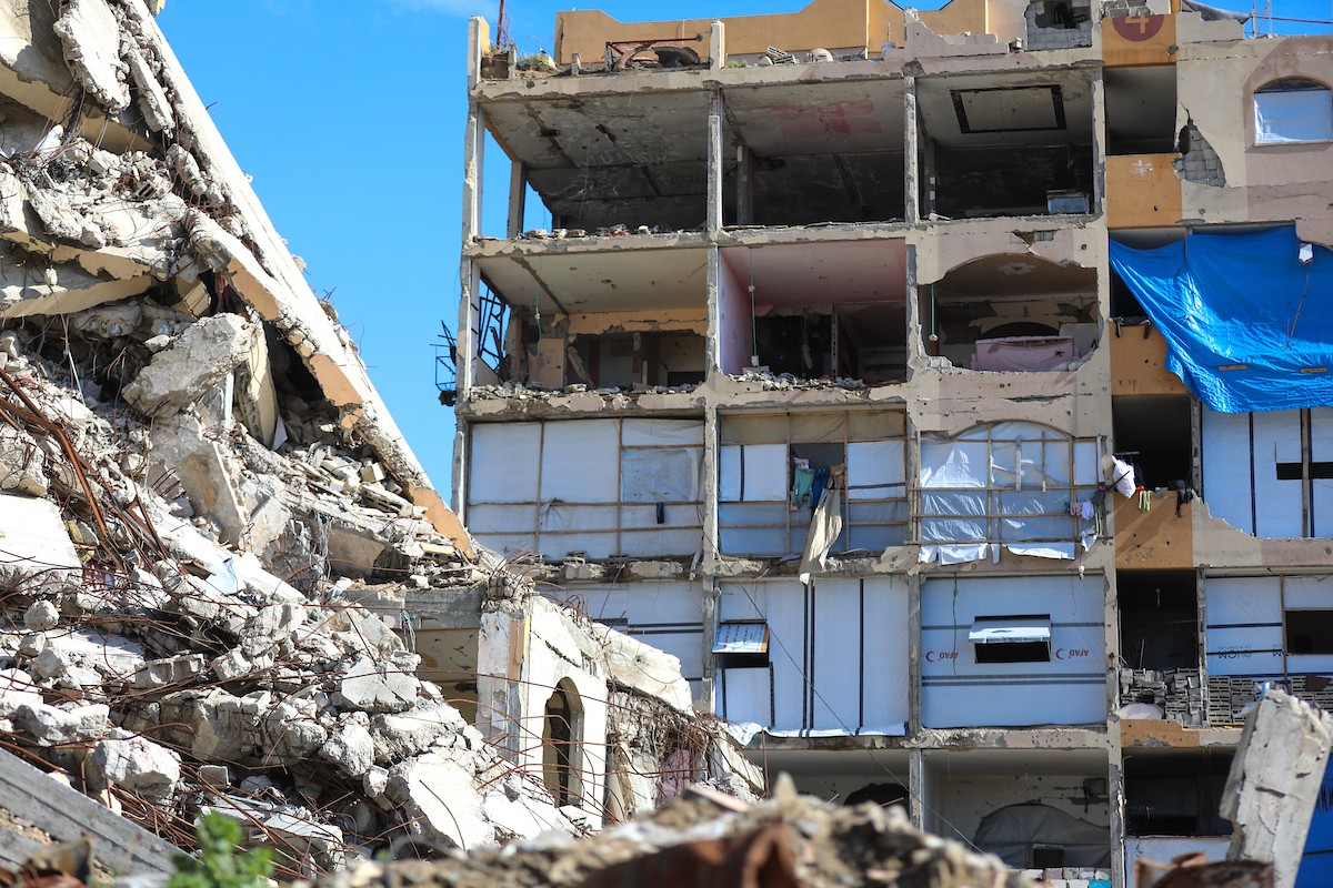 يُكافح الفلسطينيون النازحون في مخيم النصيرات للاجئين من أجل البقاء في ظل ظروف معيشية قاسية ونقص حاد في الاحتياجات الأساسية، ويواجهون تحديات يومية في الحصول على المأوى والغذاء والرعاية الصحية. النصيرات، وسط قطاع غزة، 27 فبراير/شباط 2026. صورة: رمزي أبو عامر