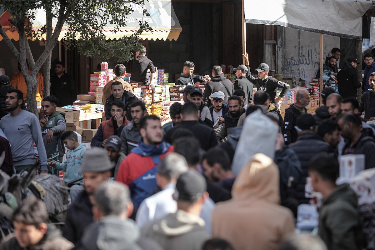 توافد الفلسطينيون بأعداد غفيرة  إلى السوق الشعبي في دير البلح، وسط قطاع غزة، في الأيام التي تسبق شهر رمضان، 12 فبراير/شباط 2026. تصوير: معز صالحي