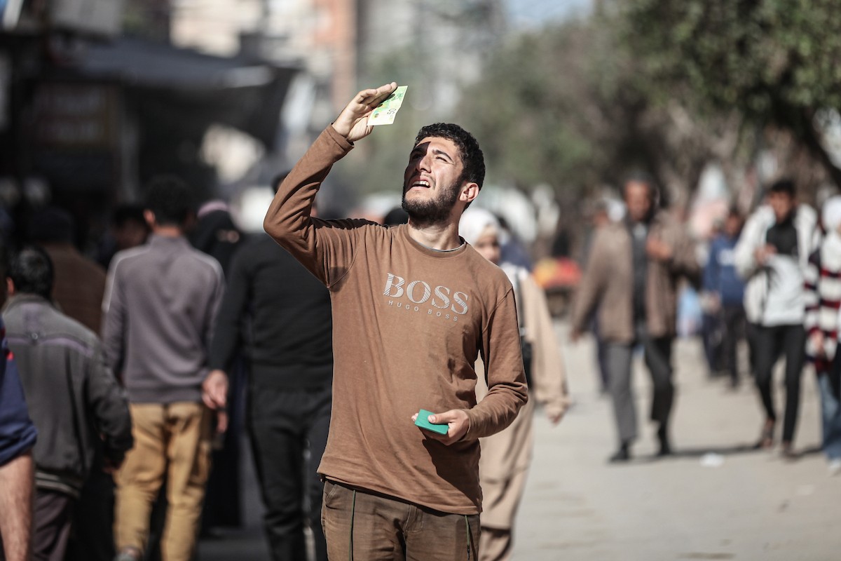 توافد الفلسطينيون بأعداد غفيرة  إلى السوق الشعبي في دير البلح، وسط قطاع غزة، في الأيام التي تسبق شهر رمضان، 12 فبراير/شباط 2026. تصوير: معز صالحي