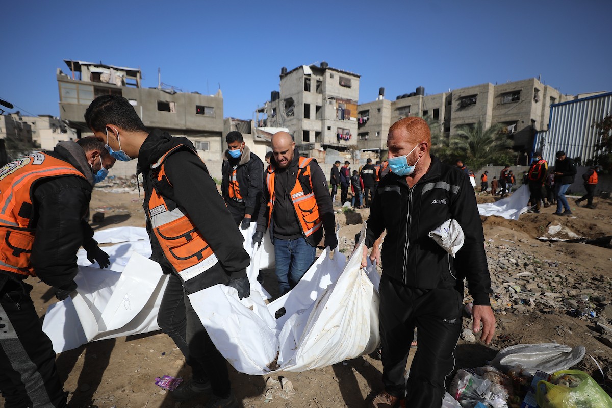 استخراج جثث عشرات الفلسطينيين الذين فقدوا أرواحهم خلال الهجمات الإسرائيلية ودُفنوا مؤقتًا في منطقة النفق بمدينة غزة، تمهيدًا لنقلها إلى المقابر الرسمية، 1 فبراير/شباط 2026. (صورة: عمر أشتوي)