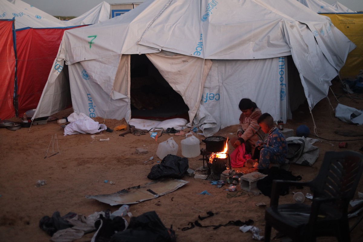 وسط خيام النازحين في المخيم المصري بمنطقة نتساريم وسط قطاع غزة، يحاول السكان الحفاظ على تفاصيل حياتهم اليومية رغم الظروف القاسية والنقص الحاد في الضروريات الأساسية كالمأوى والغذاء والماء النظيف. وسط قطاع غزة، ١٢ فبراير ٢٠٢٦. تصوير: محمد الأسود