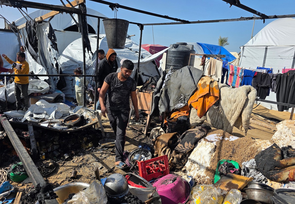 يتفقد فلسطينيون موقع غارة إسرائيلية استهدفت خيامًا في خان يونس، جنوب قطاع غزة، 31 ينايركانون الثاني 2026. صورة طارق محمد (APA Images).