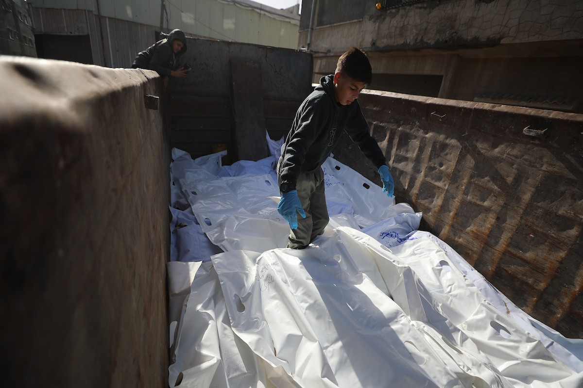 استخراج جثث عشرات الفلسطينيين الذين فقدوا أرواحهم خلال الهجمات الإسرائيلية ودُفنوا مؤقتًا في منطقة النفق بمدينة غزة، تمهيدًا لنقلها إلى المقابر الرسمية، 1 فبراير/شباط 2026. (صورة: عمر أشتوي)