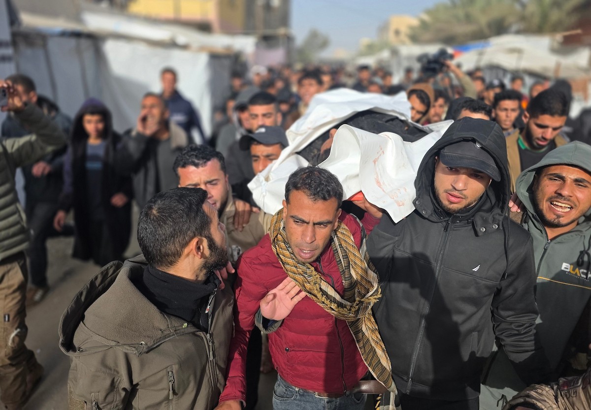 ودّع فلسطينيون جثامين عدد من المواطنين في مستشفى ناصر، الذين سقطوا في غارة إسرائيلية ليلة أمس في خان يونس، جنوب قطاع غزة. 15 فبراير/شباط 2026. صورة: طارق محمد