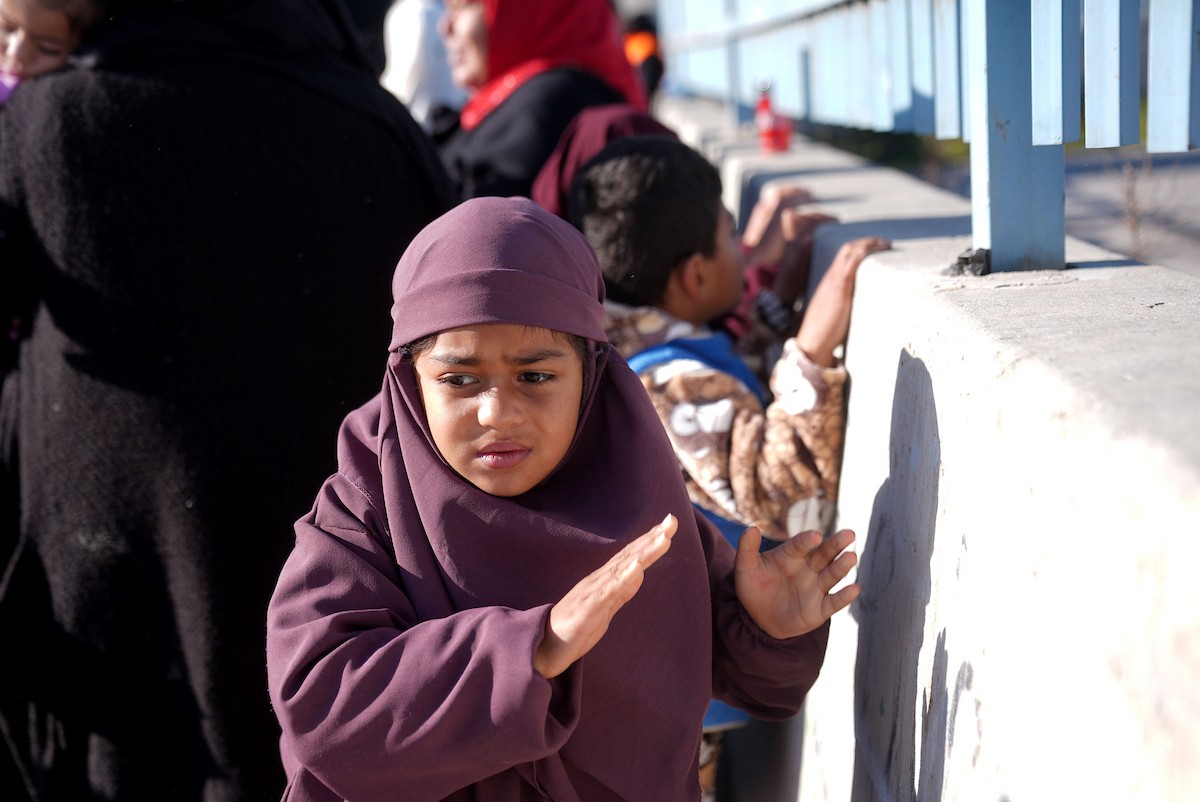 الجيش الإسرائيلي يفرض قيودًا مشددة على وصول الفلسطينيين إلى المسجد الأقصى لأداء أول صلاة جمعة من رمضان عبر حاجز قلنديا الفاصل بين الضفة الغربية والقدس، 20 فبراير/شباط 2026