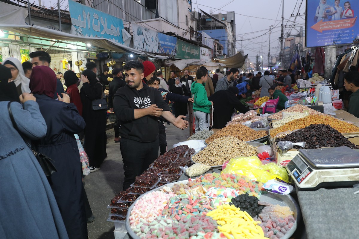 استقبل الفلسطينيون حلول شهر رمضان بفرح واحتفال في مخيم النصيرات للاجئين، بعد عامين من حرب جلبت معاناة هائلة للسكان في قطاع غزة، وسط قطاع غزة، 17 فبراير/شباط 2026. تصوير: معز صالحي